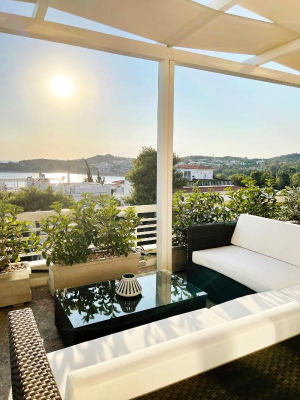 Blue Bay Vouliagmeni Luxury Apartment — отзывы гостей и цены