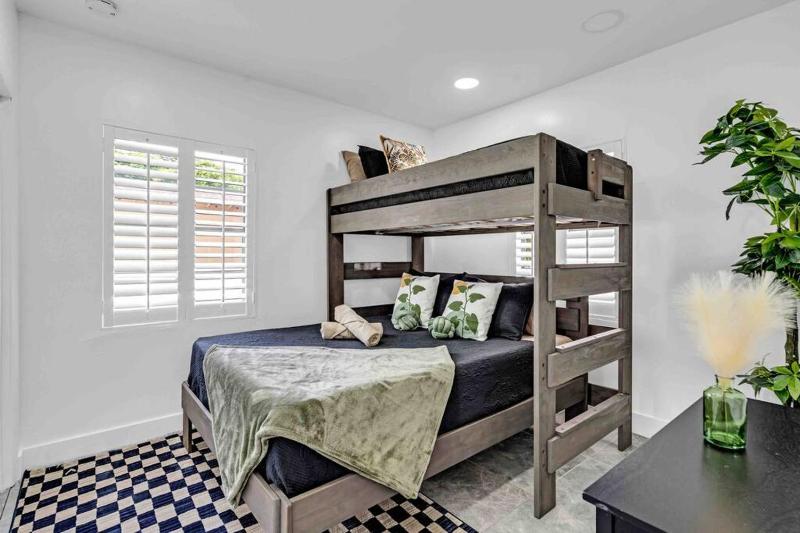 Luxury Miami Home! Next to Miami airport and beach — отель с удобствами в Майами