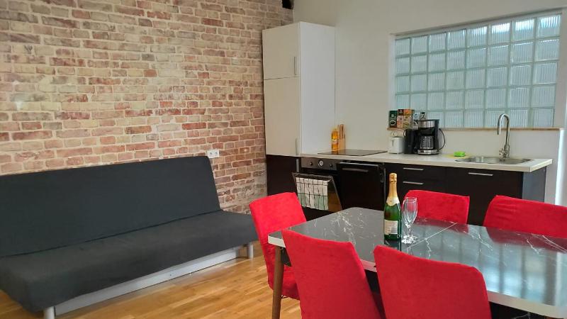 CozyNite Premium Apartment Stadthalle — отель с удобным расположением в вене