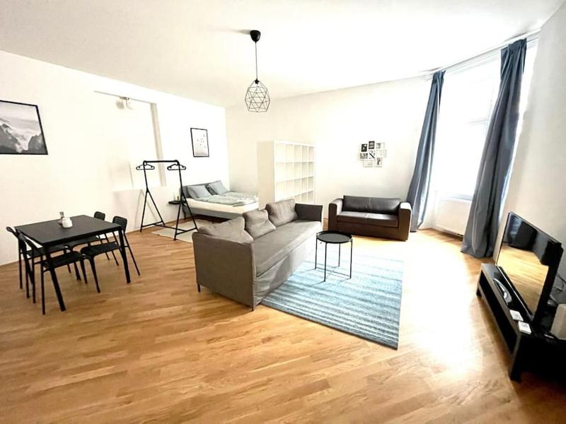 Brand New & Spacious Apartment in the City Centre — забронировать отель в вене
