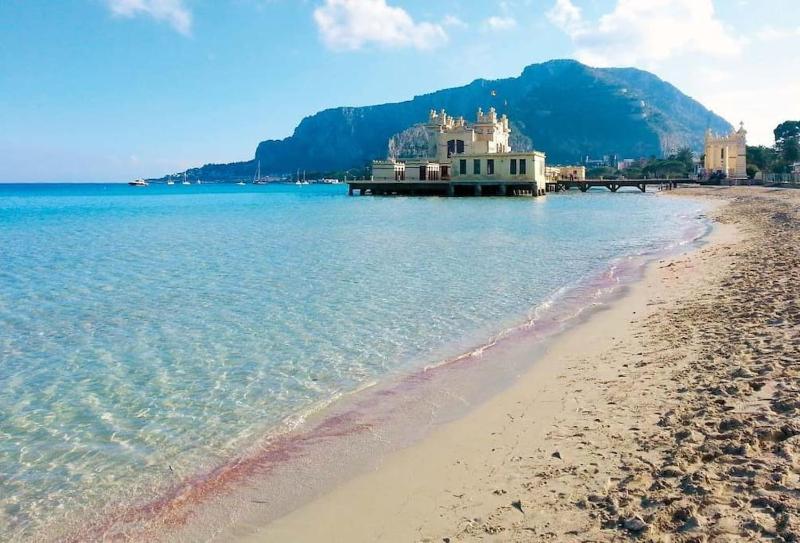 Casa vacanze Mondello mare piscina CHIFEVI — отель с удобствами в Палермо