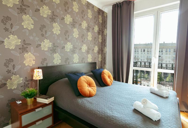 Plac Konstytucji 6 Grey - Bezplatny garaz podziemny - Free Parking - Apartament dla 4 osob - Francuski balkon - WiFi — комфортный отель в Варшаве