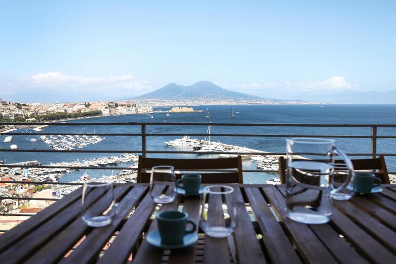 Una terrazza sul Golfo di Napoli by Wonderful Italy — отель с удобным расположением в Неаполе