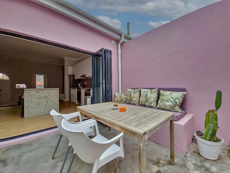 Trendy Bo-Kaap home, private patio, fireplace — забронировать отель в Кейптауне