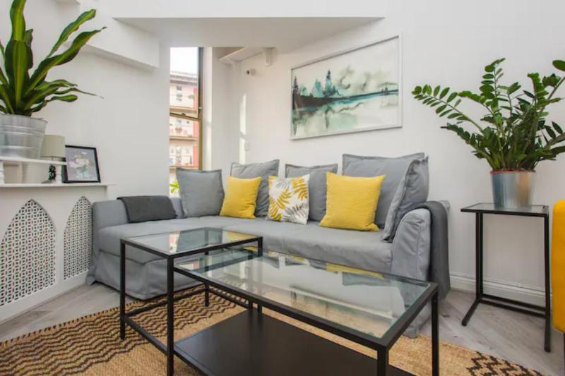 Modern & Spacious 2BD Apartment in Limehouse — отель с удобствами в Лондоне