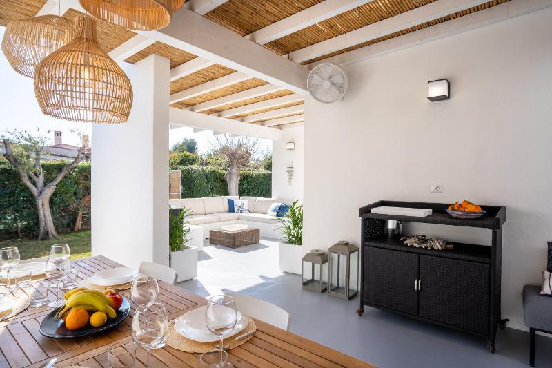 Villa Elicriso a Geremèas - Lusso Fronte Mare con Jacuzzi