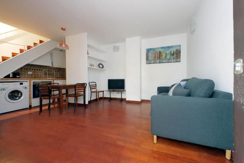 Colosseo Family Apartment Capo d'Africa AC/wifi — отель с удобным расположением в Риме
