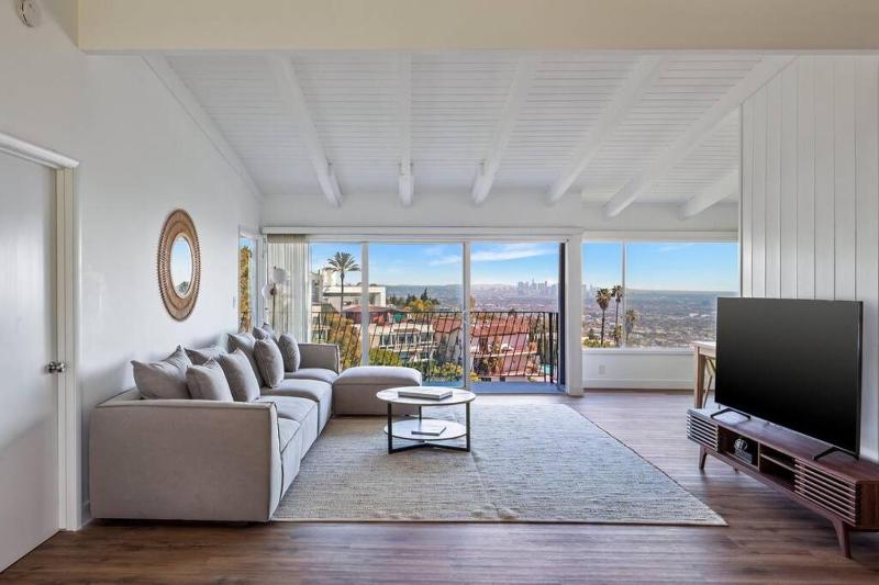 Gorgeous LA Views Hollywood Hills Home — забронировать отель в Лос-Анджелесе
