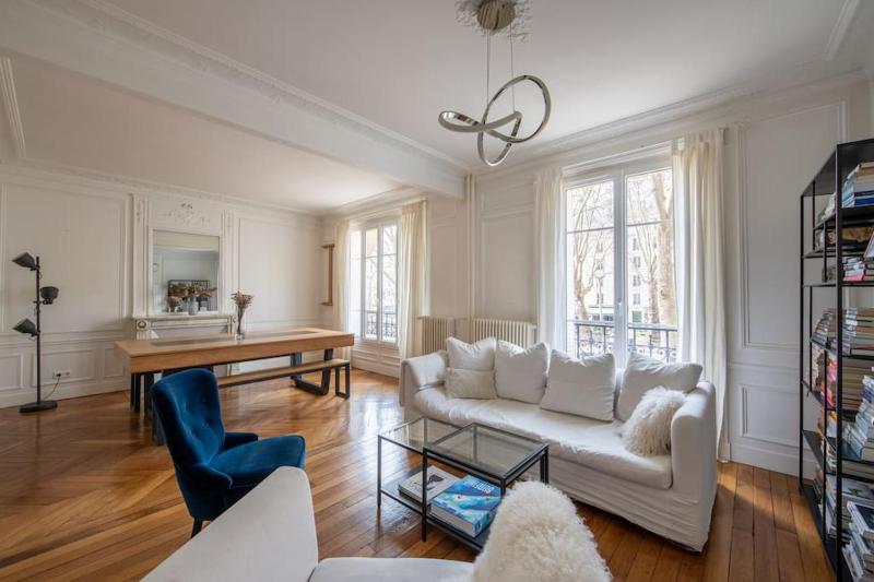 Цены на Jemmapes - Wonderful apartment near Republique place в Париже