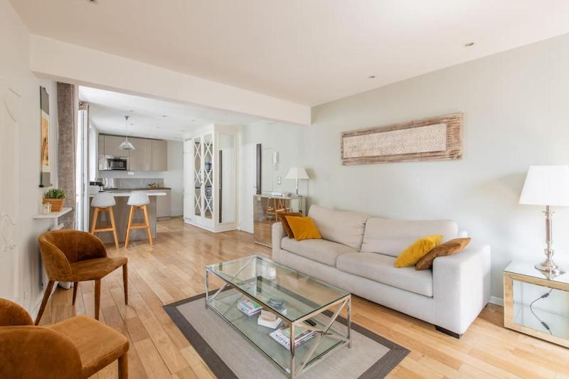 Miromesnil - Spacious apartment close to Champs Elysees — комфортный отель в Париже