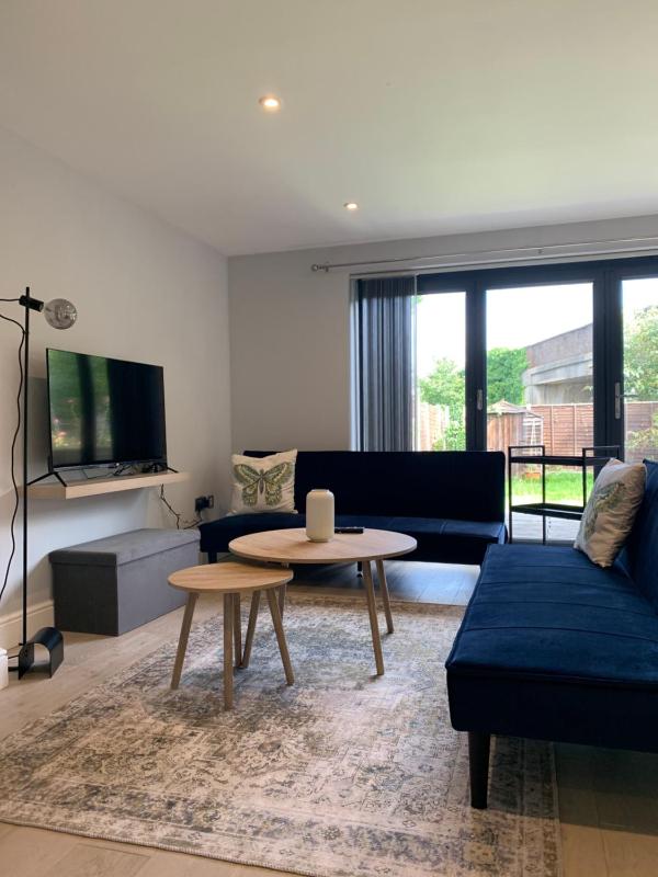 Wonderful 3 Bed Flat with Private Garden in Wimbledon - 1 The Queens — отель с удобным расположением в Лондоне