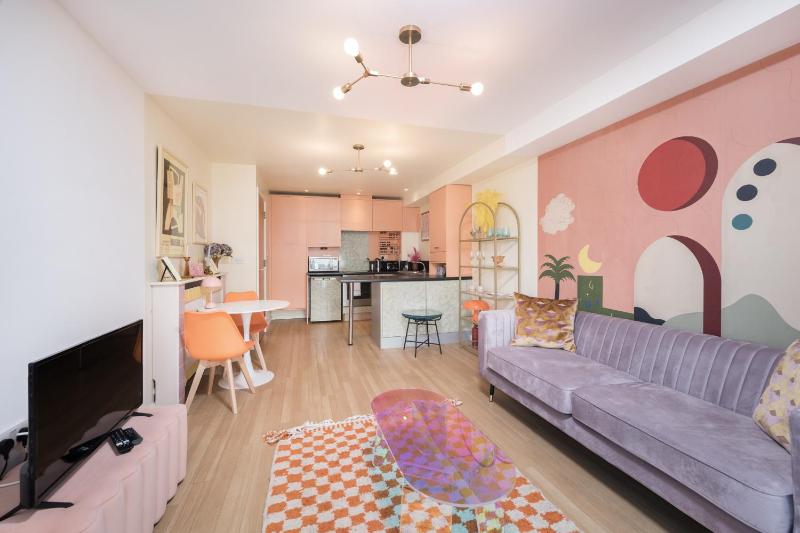 Цены на Vibrant 1BR flat in Greenwich в Лондоне