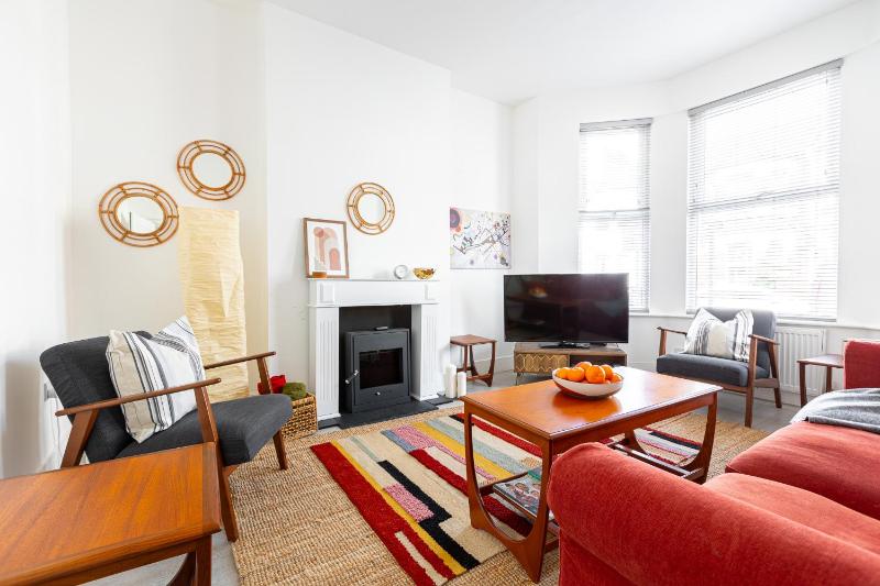 Spacious 3BR House, 8 min Kensal Green, NW London — комфортный отель в Лондоне
