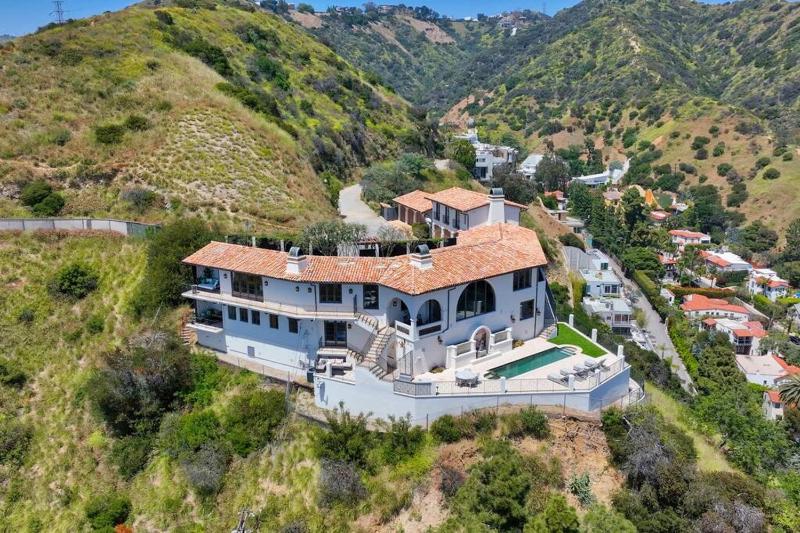 Hollywood Hills Luxury Spanish Estate with Pool & Views — комфортный отель в Лос-Анджелесе