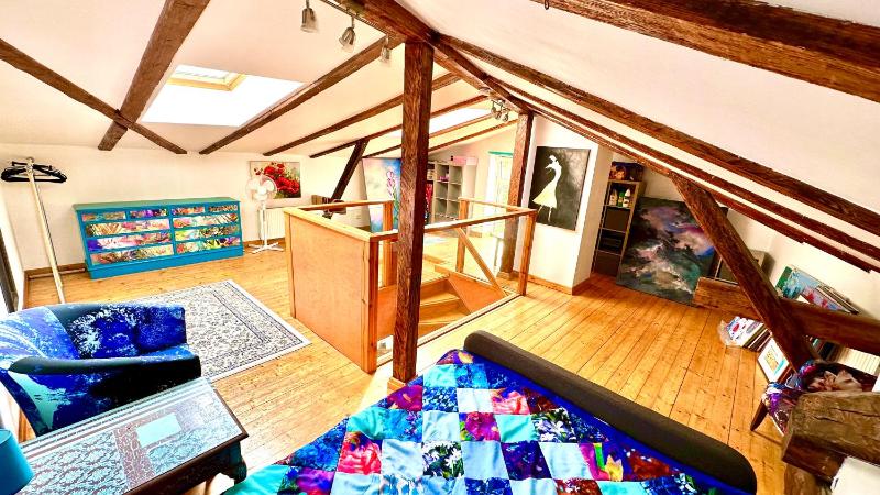 Artistic, colorful apartment with free parking — отзывы гостей и цены