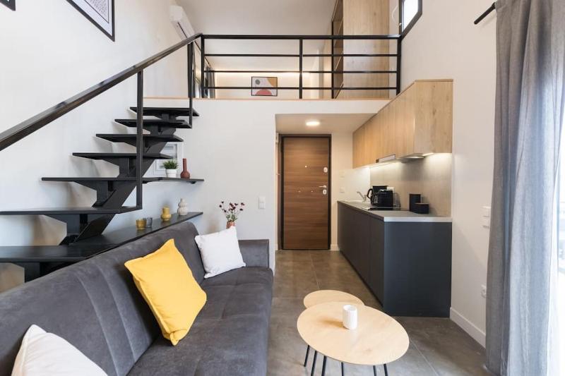 Academy Elegant Penthouse Loft / Stunning Terrace — отель с удобствами в Афины
