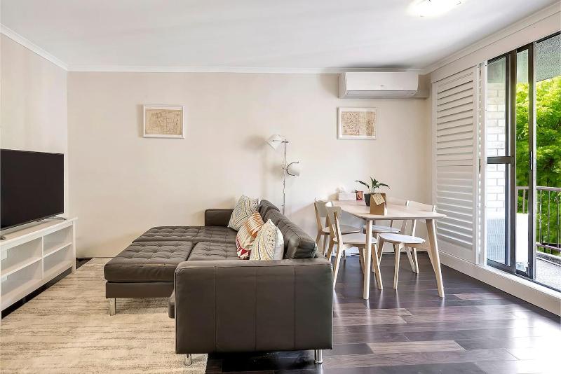 Chic Surry Hills Style with Parking — комфортный отель в Сиднее