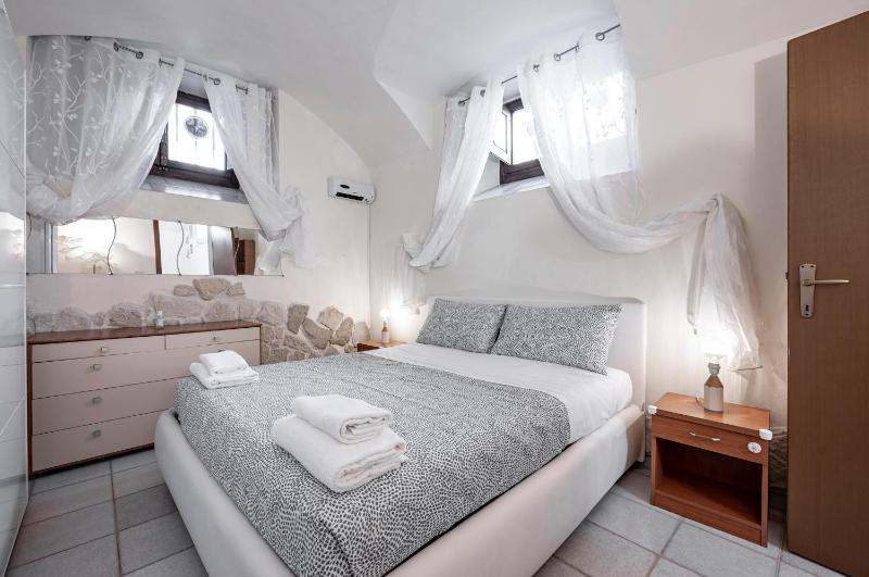 Цены на University and San Marco Cozy Apartment в Флоренции