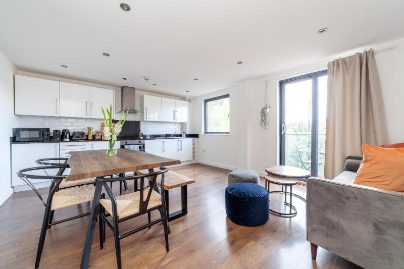 Arte Stays - 3-Bed 3-Bath Nordic Style Minimalistic Flat, Hackney Downs station 2 min walk, Great Location, Parking, Weekly or Monthly stays, Serviced Accommodation - 6 people — отзывы гостей и цены