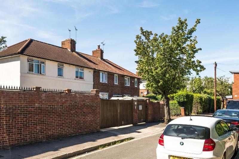 Cozy 2 Bedroom / Westfield / Hammersmith Hospital — отель с удобным расположением в Лондоне