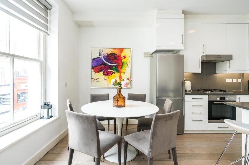 Spacious 2 bedroom / Earls Court / Kensington — забронировать отель в Лондоне