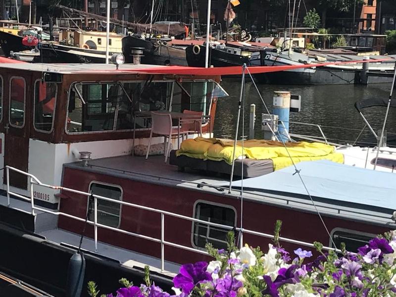 Spacious homely house boat — отель с удобным расположением в Амстердаме