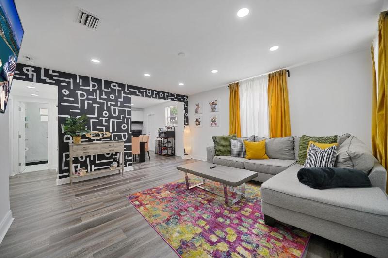 Vacay Spot Wynwood comfy Hub #1 2 BBQs Patio vibes, Prime LOC! 6 blocks away from Bars, Nite Clubs, Res, Shops — отель с удобствами в Майами