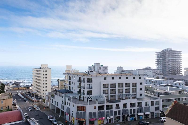 Stunning 1-Bedroom Apartment with Ocean Views — комфортный отель в Кейптауне