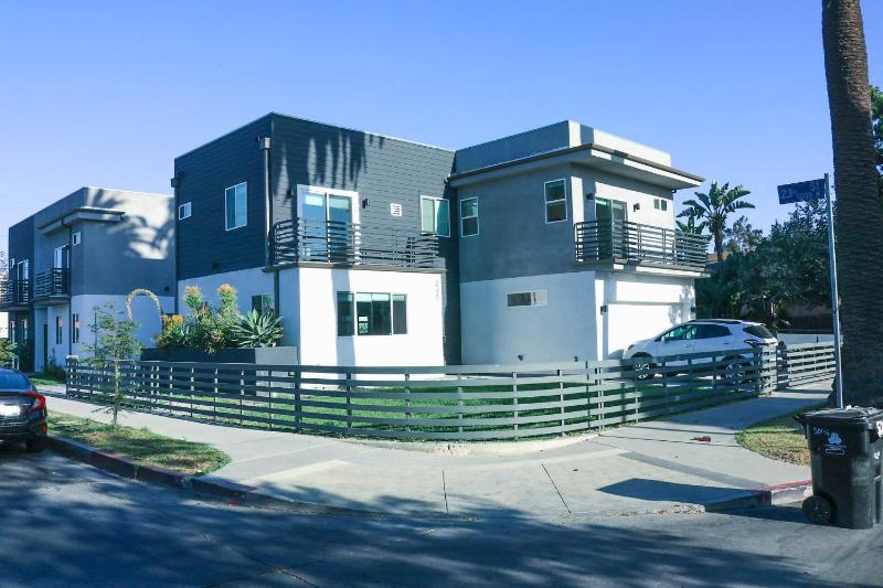 Цены на 4BR/4BR modern house at Mid-city в Лос-Анджелесе