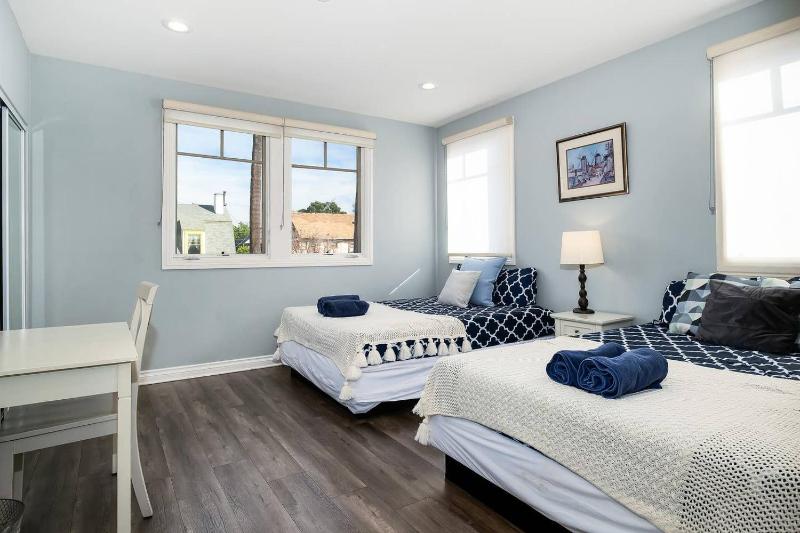 Stylish 4 BR house near Korea Town (Central LA) — комфортный отель в Лос-Анджелесе