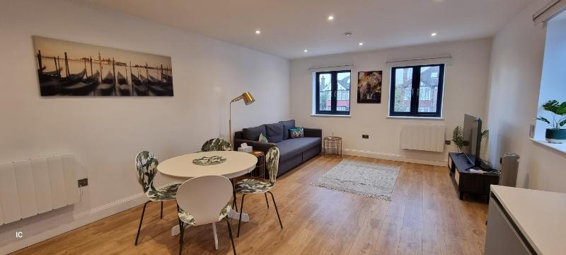 Beautiful Ealing Common Apartment — забронировать отель в Лондоне