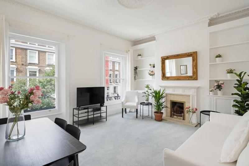 Beautiful Two Bedroom Maisonette in the heart of Chelsea — комфортный отель в Лондоне