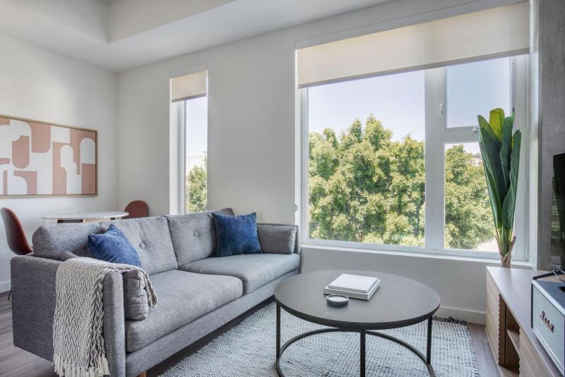 Hollywood 1br w pool gym nr coffee dining LAX-1115 — отель с удобствами в Лос-Анджелесе
