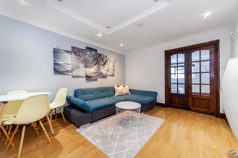 Bright 1 Br Apt wpatio, next to Westfield Centre — комфортный отель в Лондоне