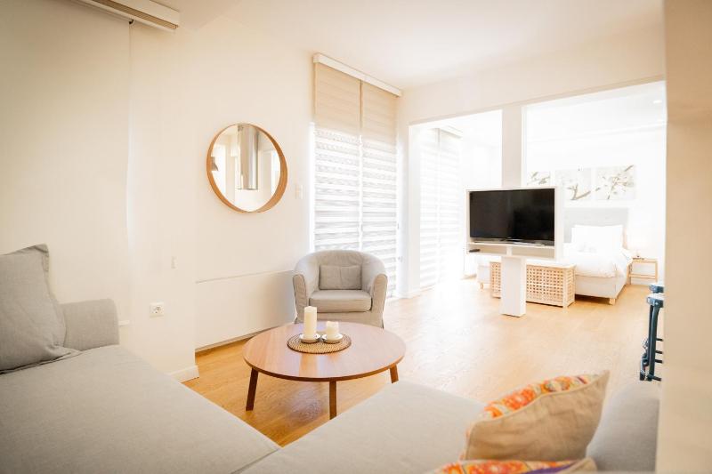 LIV - Elegant Studio in the heart of Kolonaki — забронировать отель в Афины
