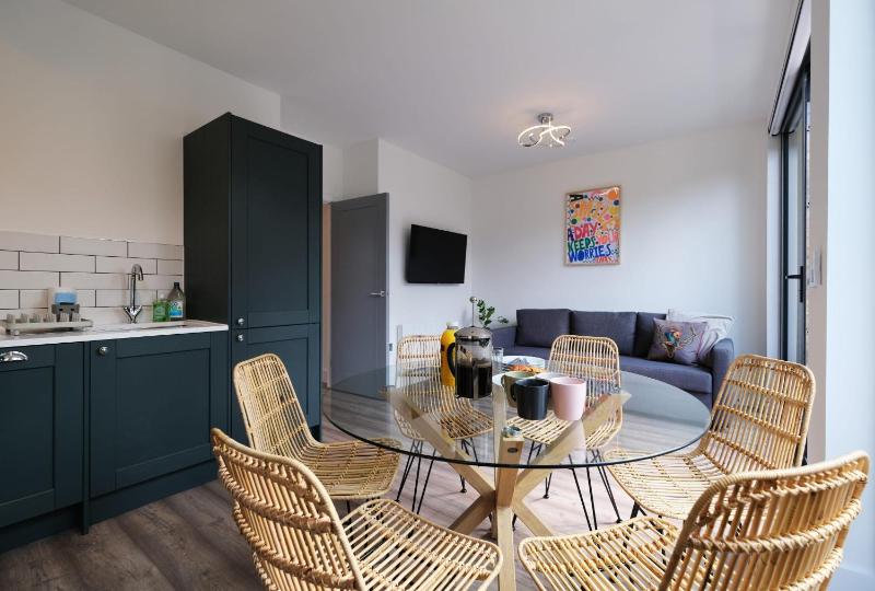 Stunning Acton Apartment With Balcony — комфортный отель в Лондоне