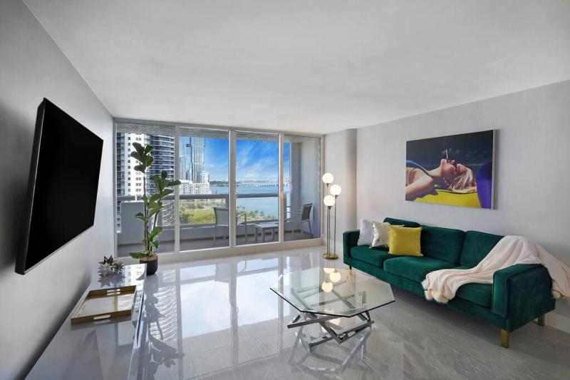 Shock Wave! NEW Renovated Condo With Water Views! — комфортный отель в Майами