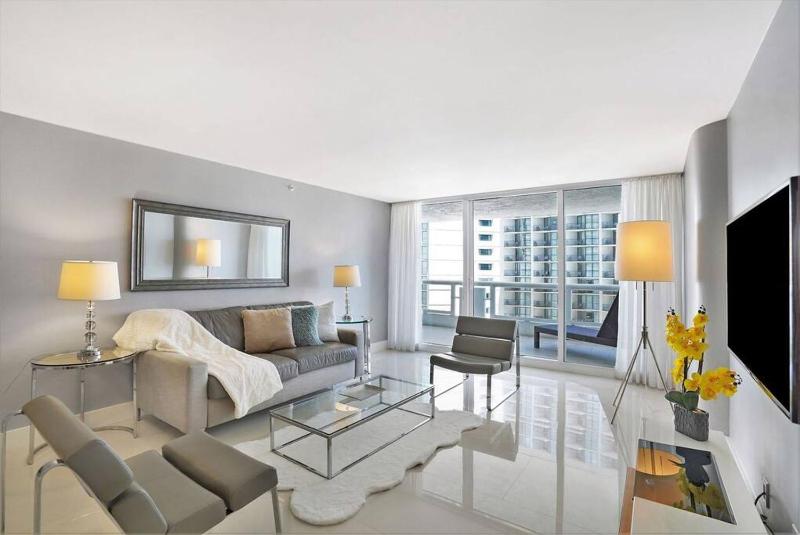 SeaDuced By Miami Skyline And Bay Views! — комфортный отель в Майами