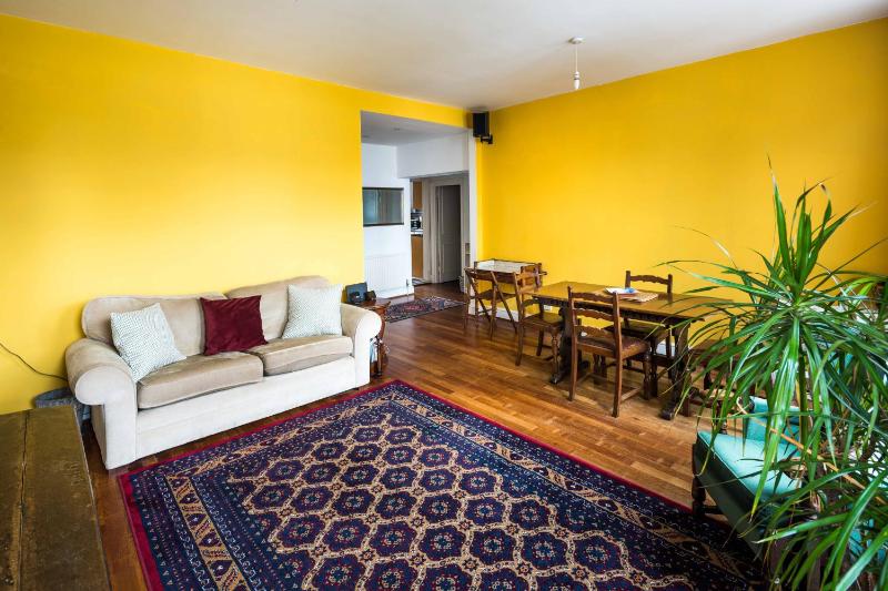Elegant and Peaceful 2BD apt - Barons Court/London — отель с удобствами в Лондоне