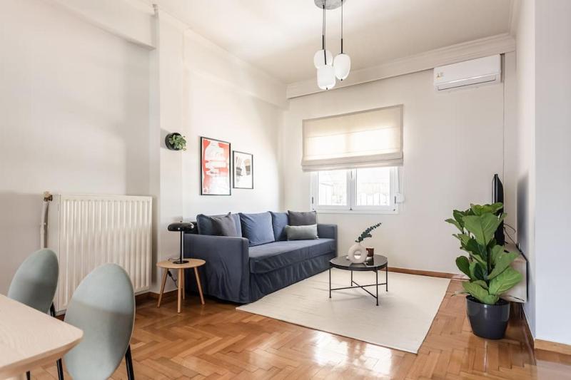 Harmonious 2BR Apartment in Exarchia by UPSTREET — отель с удобствами в Афины