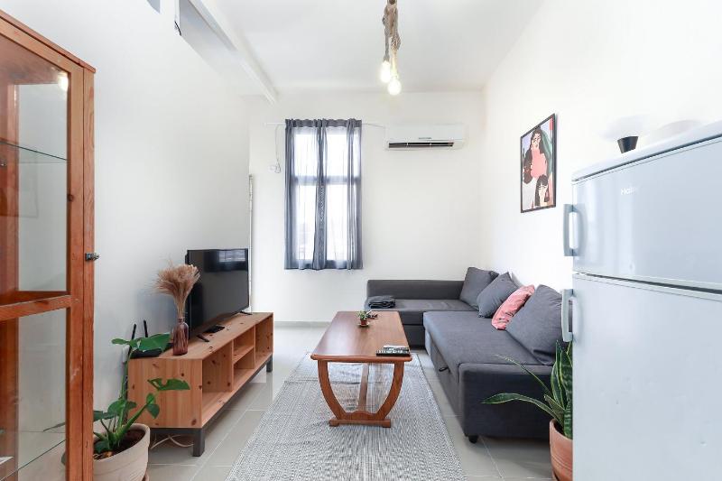 Sunny Levinsky Apt w/ Balcony — отель с удобным расположением в Тель-Авиве