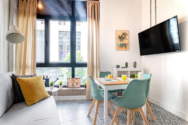 Vintage Apartment near Puerta del Sol — забронировать отель в Мадриде