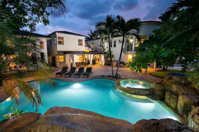 Villa sleeps 18 in Miami Shores with Movie theater / Pool / Jacuzzi — отель в Майами, Соединенные Штаты Америки