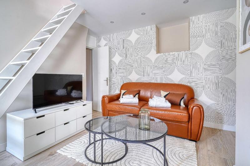 Chic Parisian Cozy 1-Bedroom Apartment in Le Marais — отель в Париже, Франция