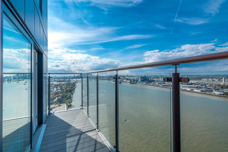 Цены на Skyvillion - London Top Floor Apartments With River Thames Views by Woolwich Ferry, Near London Excel, O2 Arena, City Airport, Free WiFi & Parking, GREAT RATES FOR LONGER STAYS в Лондоне