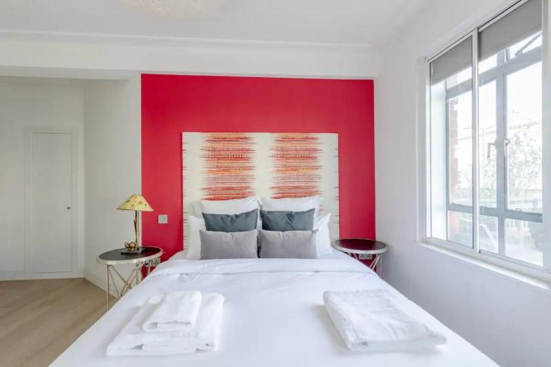 Sleek & Stylish 1BD Flat w balcony - Kings Road — отель с удобствами в Лондоне