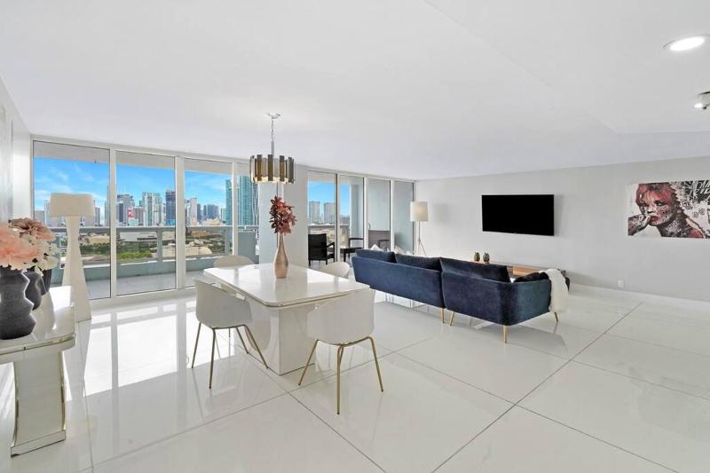 Цены на Enchanted! Miami Skyline & Water Views в Майами