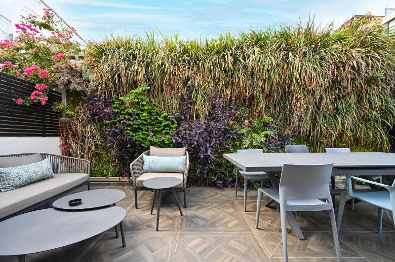 Stylish 3BR Garden Apartment Steps from the Beach — комфортный отель в Тель-Авиве