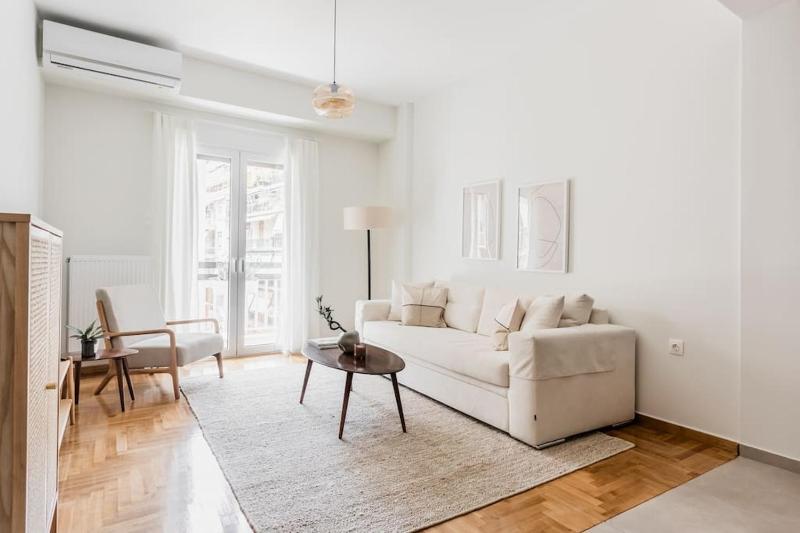 Stylish & Luminous 1BR Apartment in Pangrati by UPSTREET — отель с удобным расположением в Афины