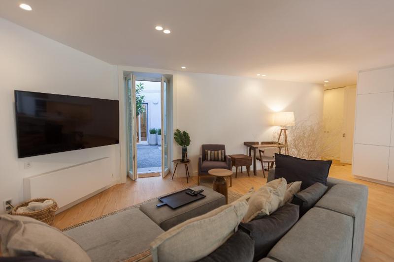 FLH Elegance with Pool & Parking - Non Touristic — отель в Лиссабоне, Португалия
